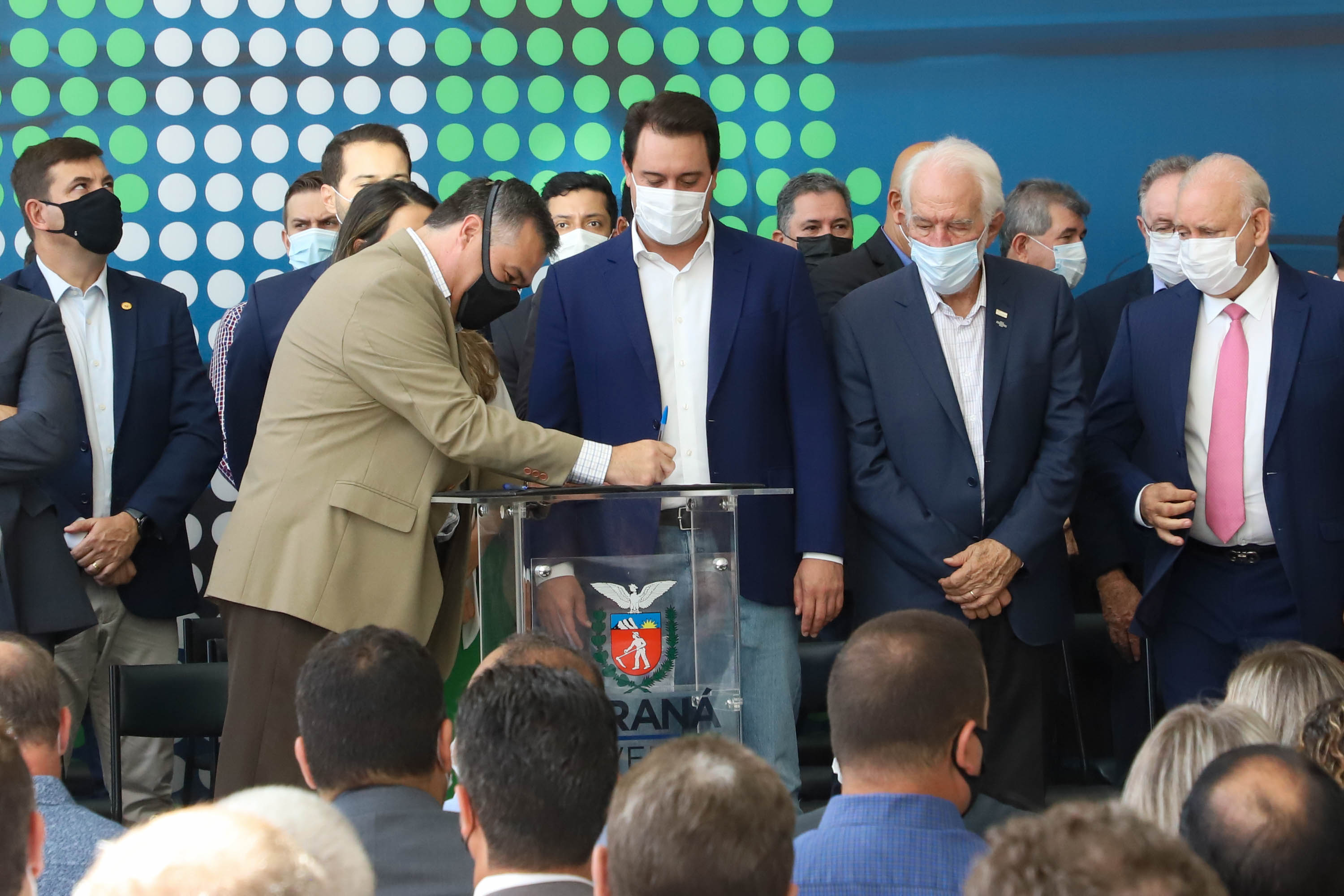 Investimento recorde na Saúde prevê mais de 300 obras e entrega de 744 veículos para municípios do Paraná