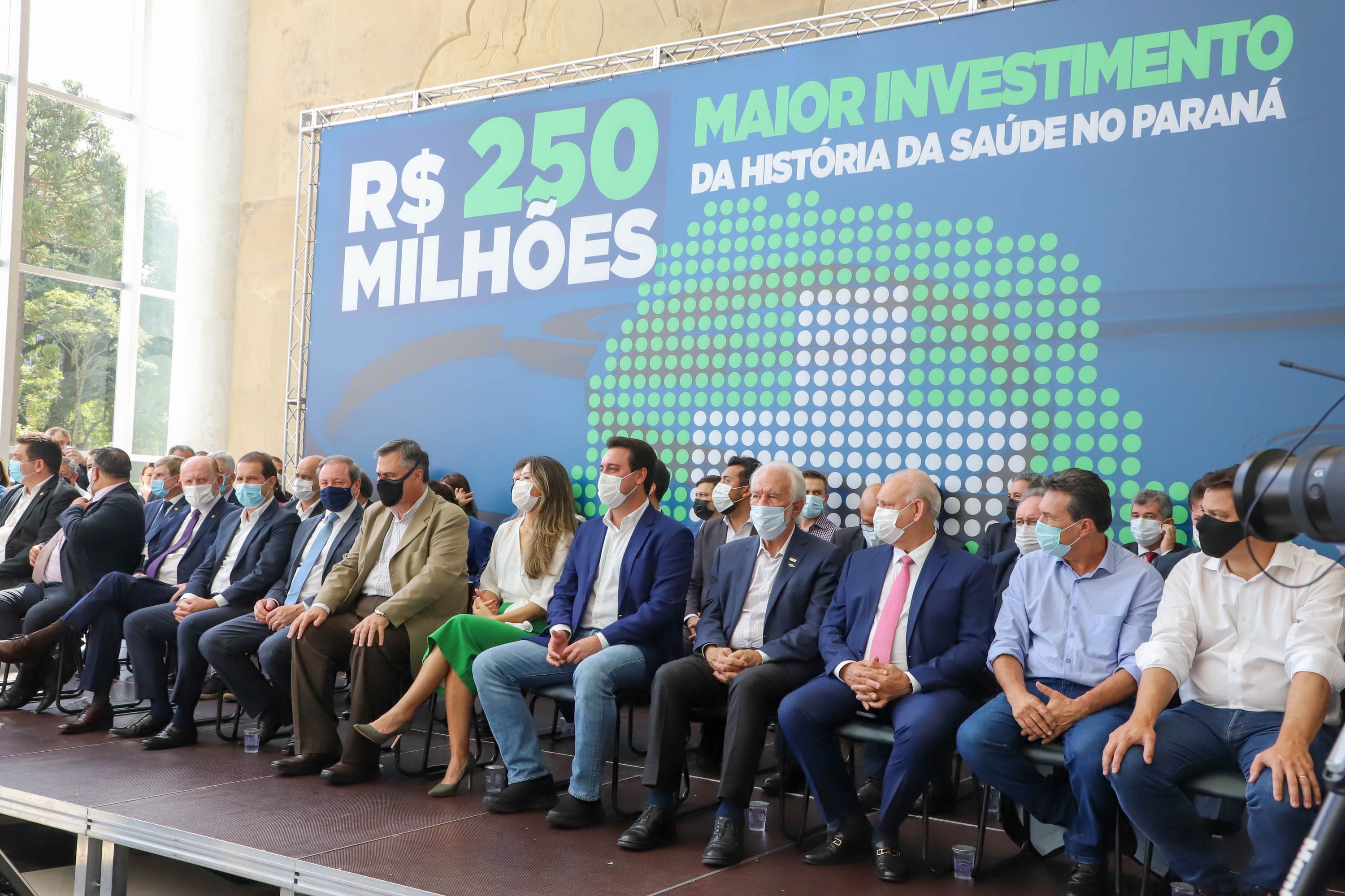 Investimento recorde na Saúde prevê mais de 300 obras e entrega de 744 veículos para municípios do Paraná