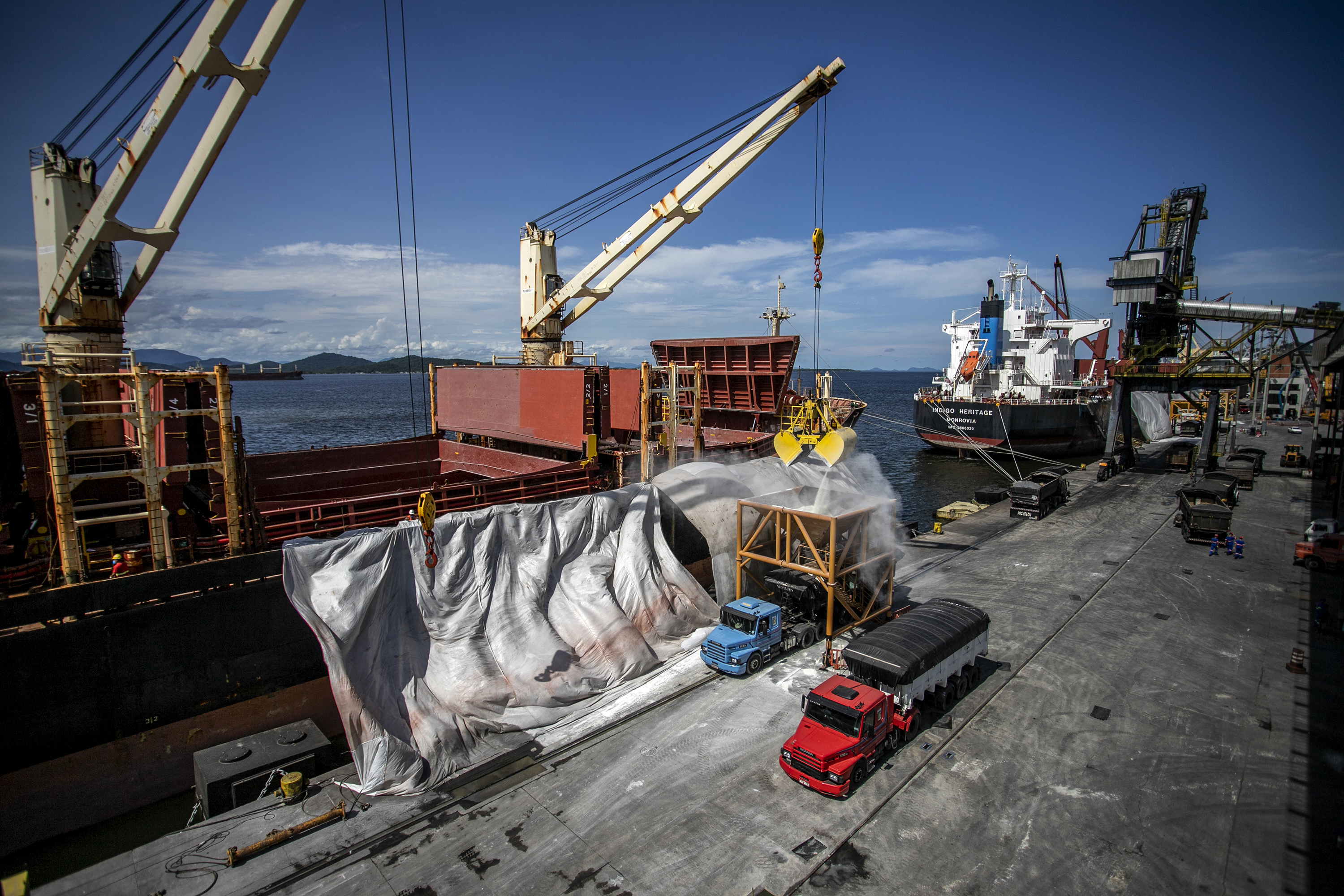 Descarga de fertilizantes segue aquecida nos Portos do Paraná