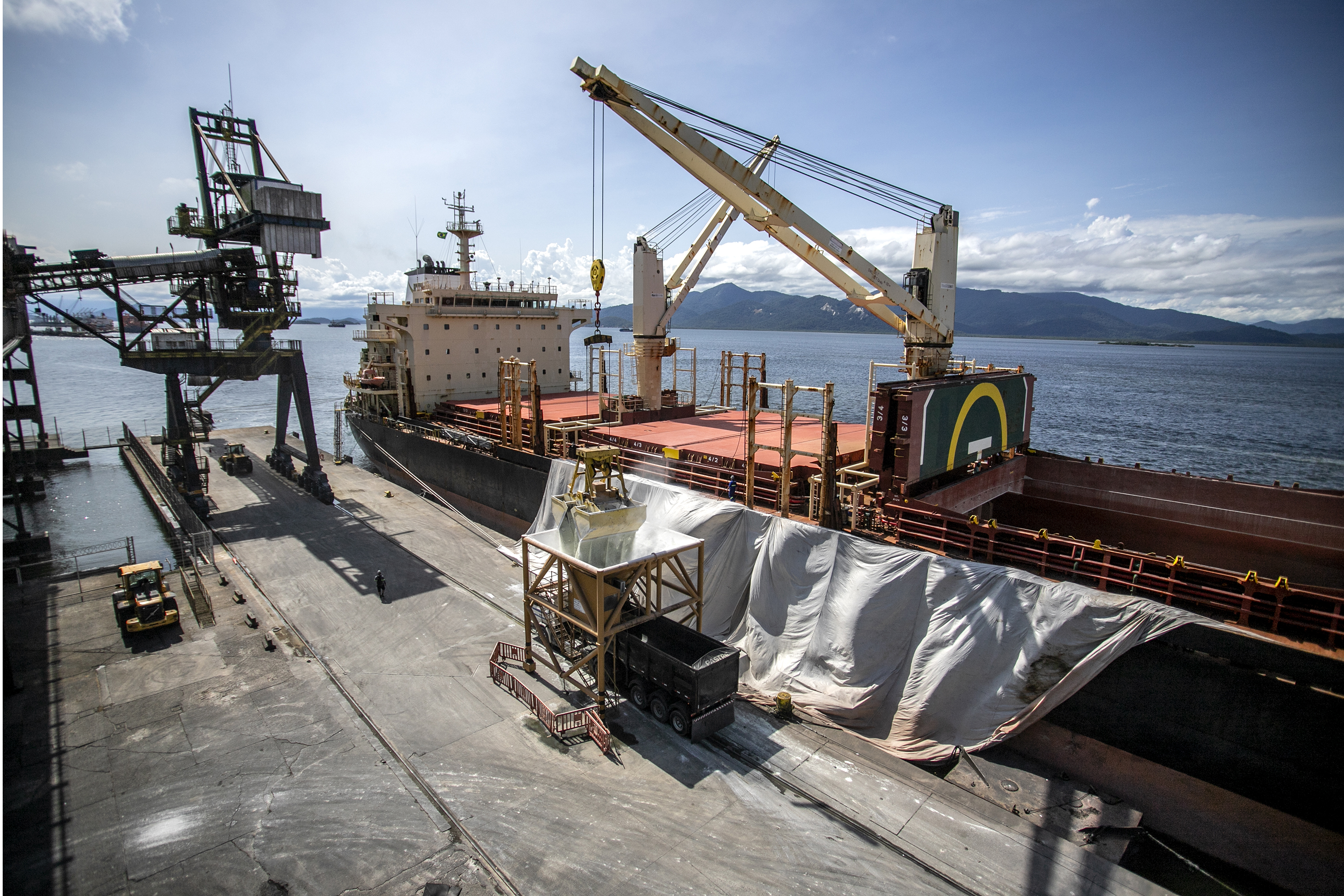 Descarga de fertilizantes segue aquecida nos Portos do Paraná