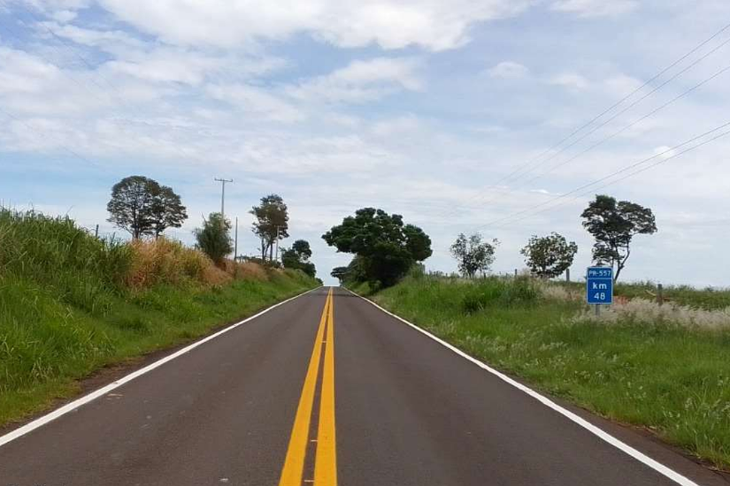 DER/PR executou serviços de sinalização horizontal e instalação de tachas refletivas em 11,43 km da PR-557, entre Diamante do Norte e o distrito de Adhemar de Barros -