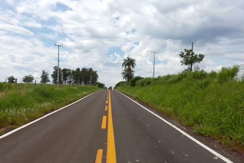 DER/PR executou serviços de sinalização horizontal e instalação de tachas refletivas em 11,43 km da PR-557, entre Diamante do Norte e o distrito de Adhemar de Barros -