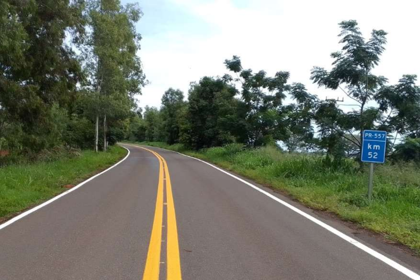 DER/PR executou serviços de sinalização horizontal e instalação de tachas refletivas em 11,43 km da PR-557, entre Diamante do Norte e o distrito de Adhemar de Barros -