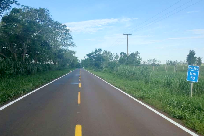 DER/PR executou serviços de sinalização horizontal e instalação de tachas refletivas em 11,43 km da PR-557, entre Diamante do Norte e o distrito de Adhemar de Barros -