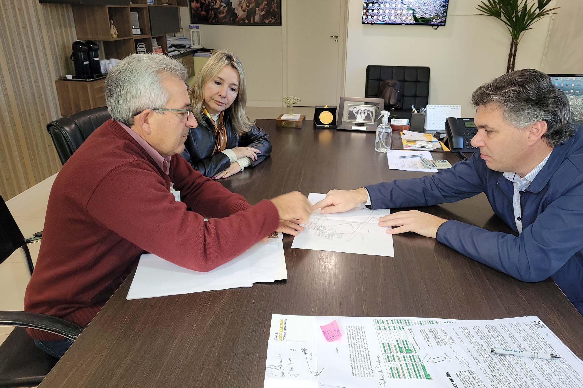 Prefeito e gerentes da Sanepar definem nova parceria para ampliar as redes coletoras de esgoto em Francisco Beltrão
