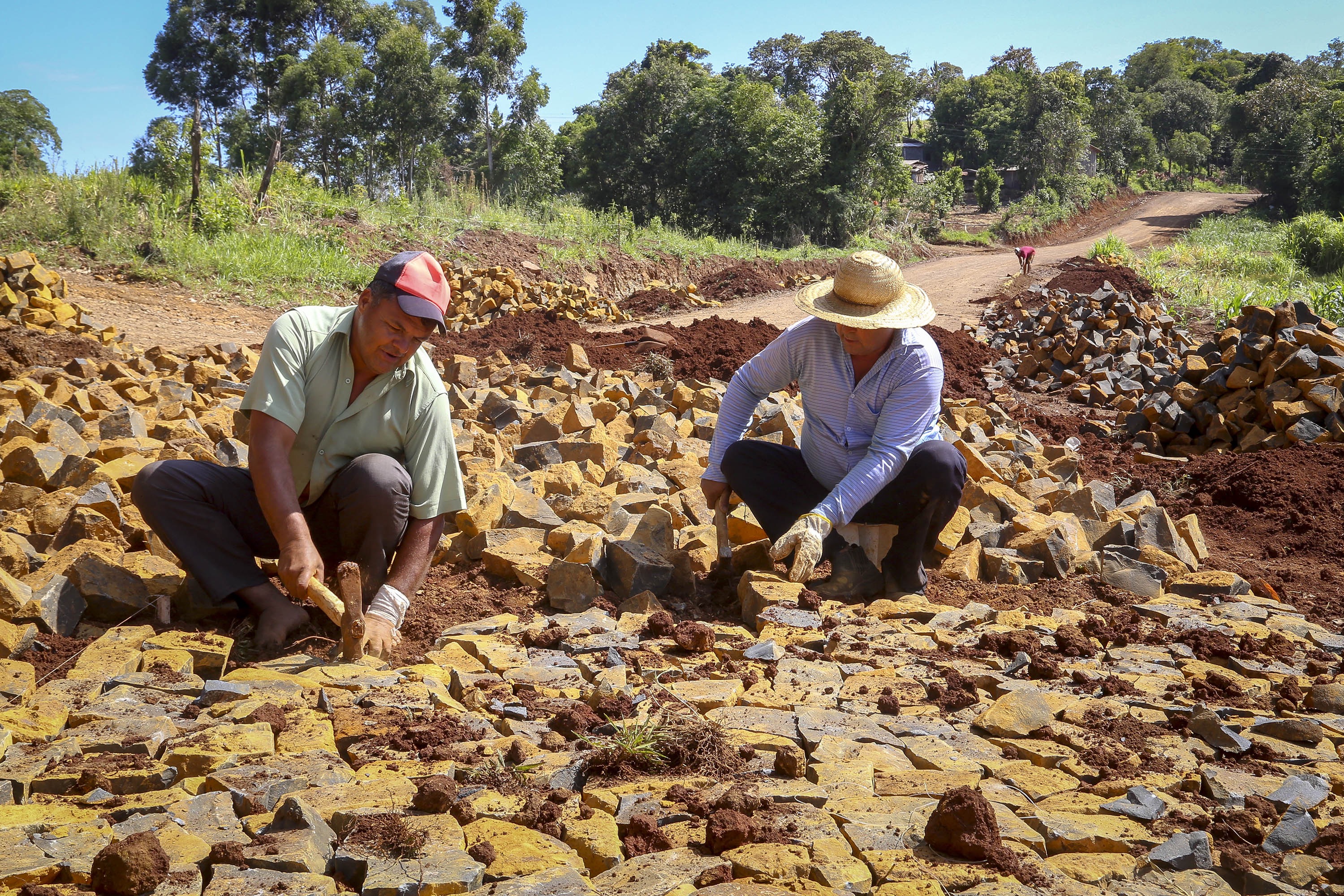 Estado investe R$ 304 milhões na pavimentação de 1.000 quilômetros de estradas rurais em três anos