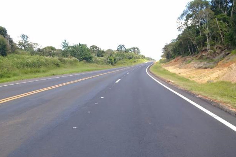 Concessionária de pedágio executa terceiras faixas, novo trevo e passarela de pedestres em rodovias federais. DER/PR fiscaliza o andamento de obras não realizadas durante o contrato