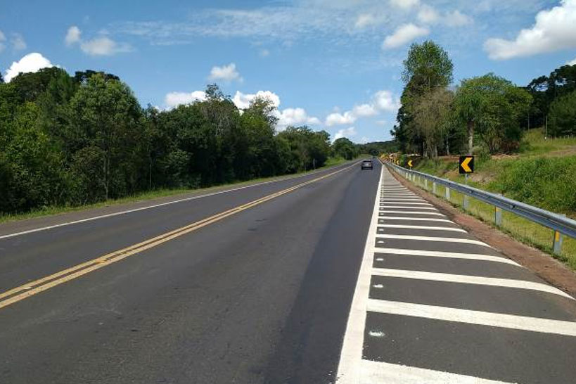 Concessionária de pedágio executa terceiras faixas, novo trevo e passarela de pedestres em rodovias federais. DER/PR fiscaliza o andamento de obras não realizadas durante o contrato