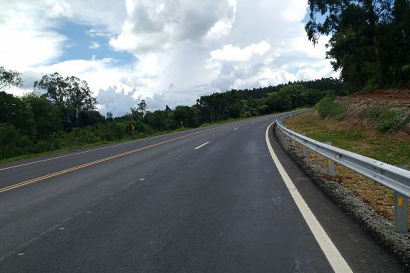 Concessionária de pedágio executa terceiras faixas, novo trevo e passarela de pedestres em rodovias federais. DER/PR fiscaliza o andamento de obras não realizadas durante o contrato