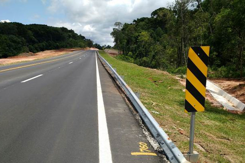 Concessionária de pedágio executa terceiras faixas, novo trevo e passarela de pedestres em rodovias federais. DER/PR fiscaliza o andamento de obras não realizadas durante o contrato