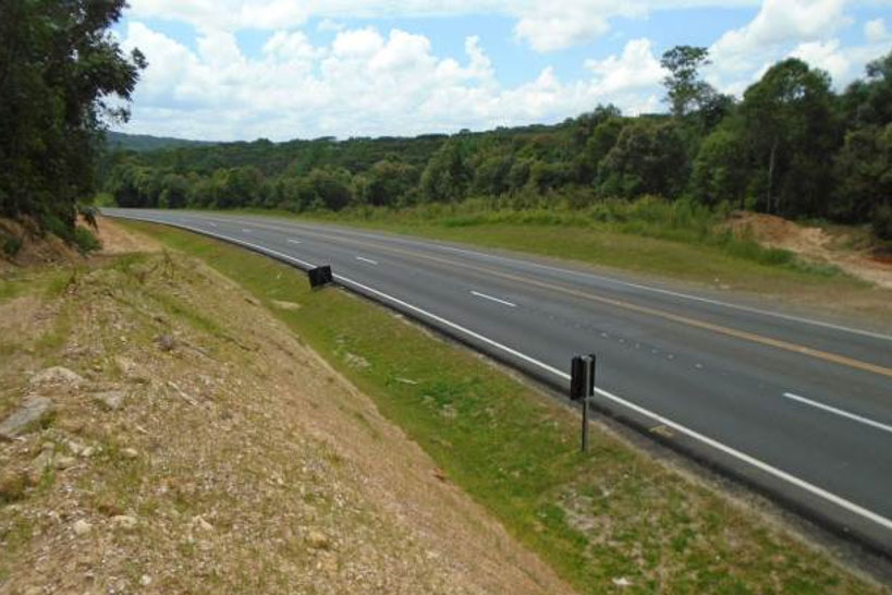 Concessionária de pedágio executa terceiras faixas, novo trevo e passarela de pedestres em rodovias federais. DER/PR fiscaliza o andamento de obras não realizadas durante o contrato