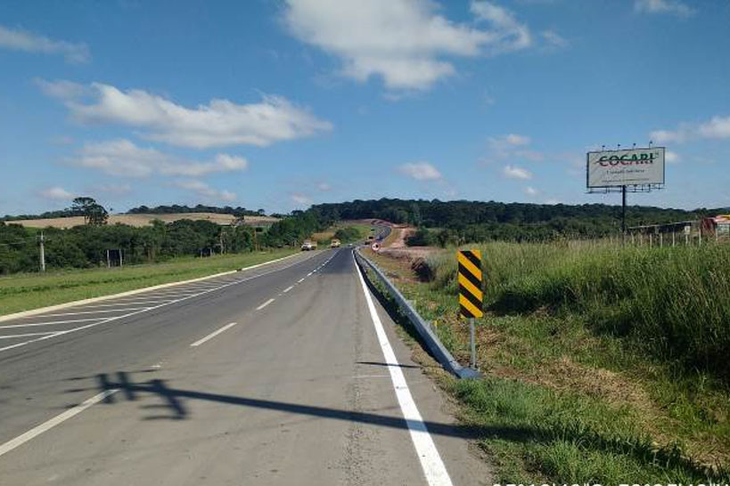 Concessionária de pedágio executa terceiras faixas, novo trevo e passarela de pedestres em rodovias federais. DER/PR fiscaliza o andamento de obras não realizadas durante o contrato
