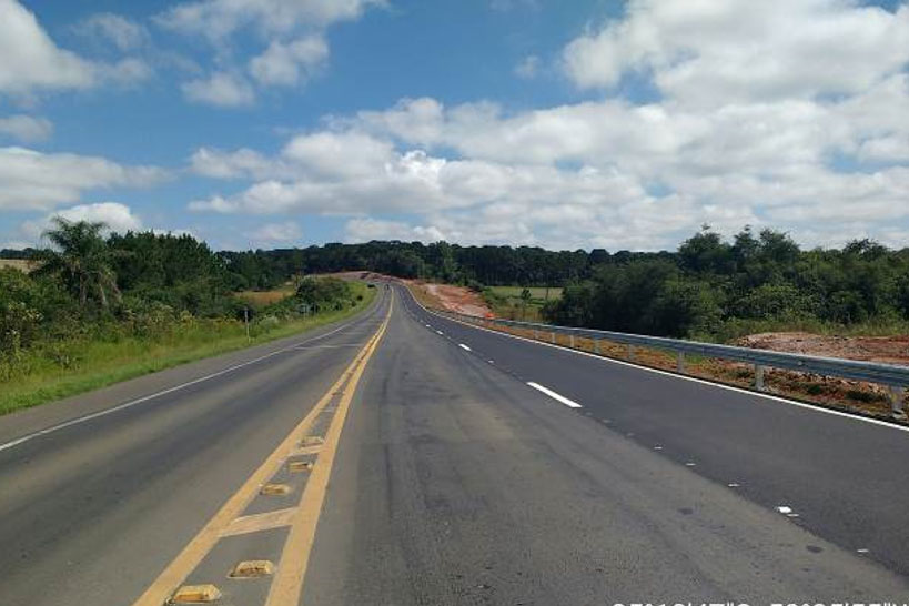Concessionária de pedágio executa terceiras faixas, novo trevo e passarela de pedestres em rodovias federais. DER/PR fiscaliza o andamento de obras não realizadas durante o contrato