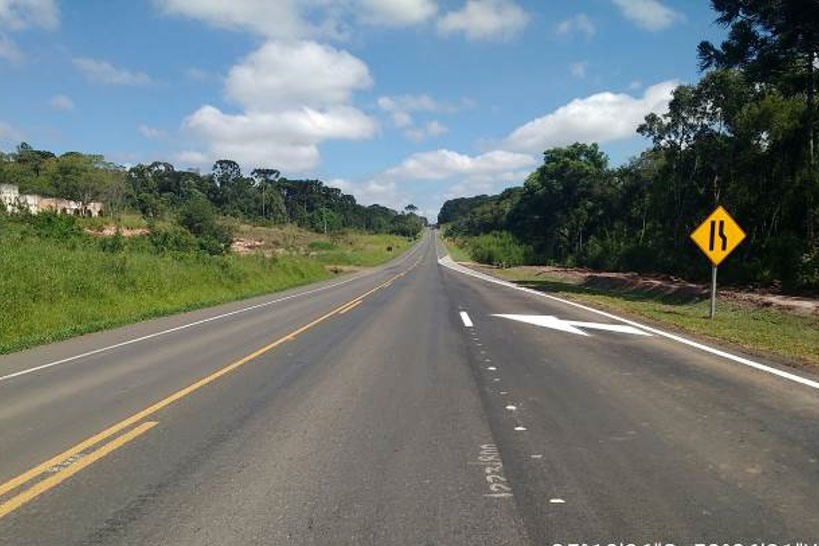 Concessionária de pedágio executa terceiras faixas, novo trevo e passarela de pedestres em rodovias federais. DER/PR fiscaliza o andamento de obras não realizadas durante o contrato