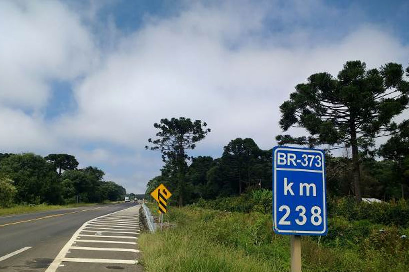 Concessionária de pedágio executa terceiras faixas, novo trevo e passarela de pedestres em rodovias federais. DER/PR fiscaliza o andamento de obras não realizadas durante o contrato