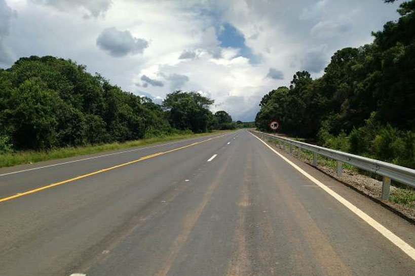 Concessionária de pedágio executa terceiras faixas, novo trevo e passarela de pedestres em rodovias federais. DER/PR fiscaliza o andamento de obras não realizadas durante o contrato