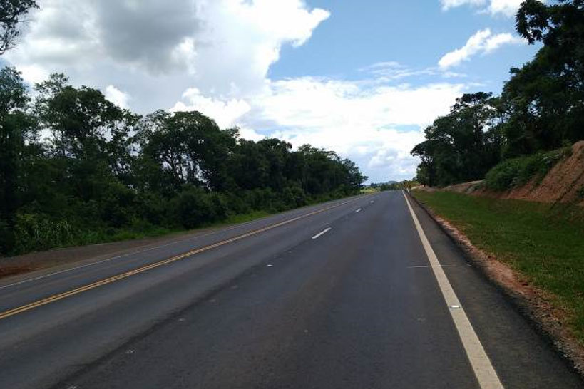 Concessionária de pedágio executa terceiras faixas, novo trevo e passarela de pedestres em rodovias federais. DER/PR fiscaliza o andamento de obras não realizadas durante o contrato