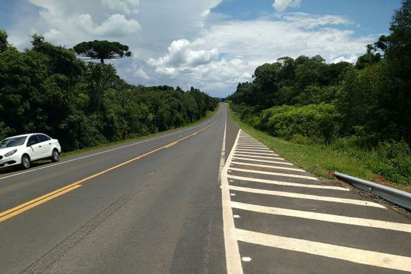 Concessionária de pedágio executa terceiras faixas, novo trevo e passarela de pedestres em rodovias federais. DER/PR fiscaliza o andamento de obras não realizadas durante o contrato