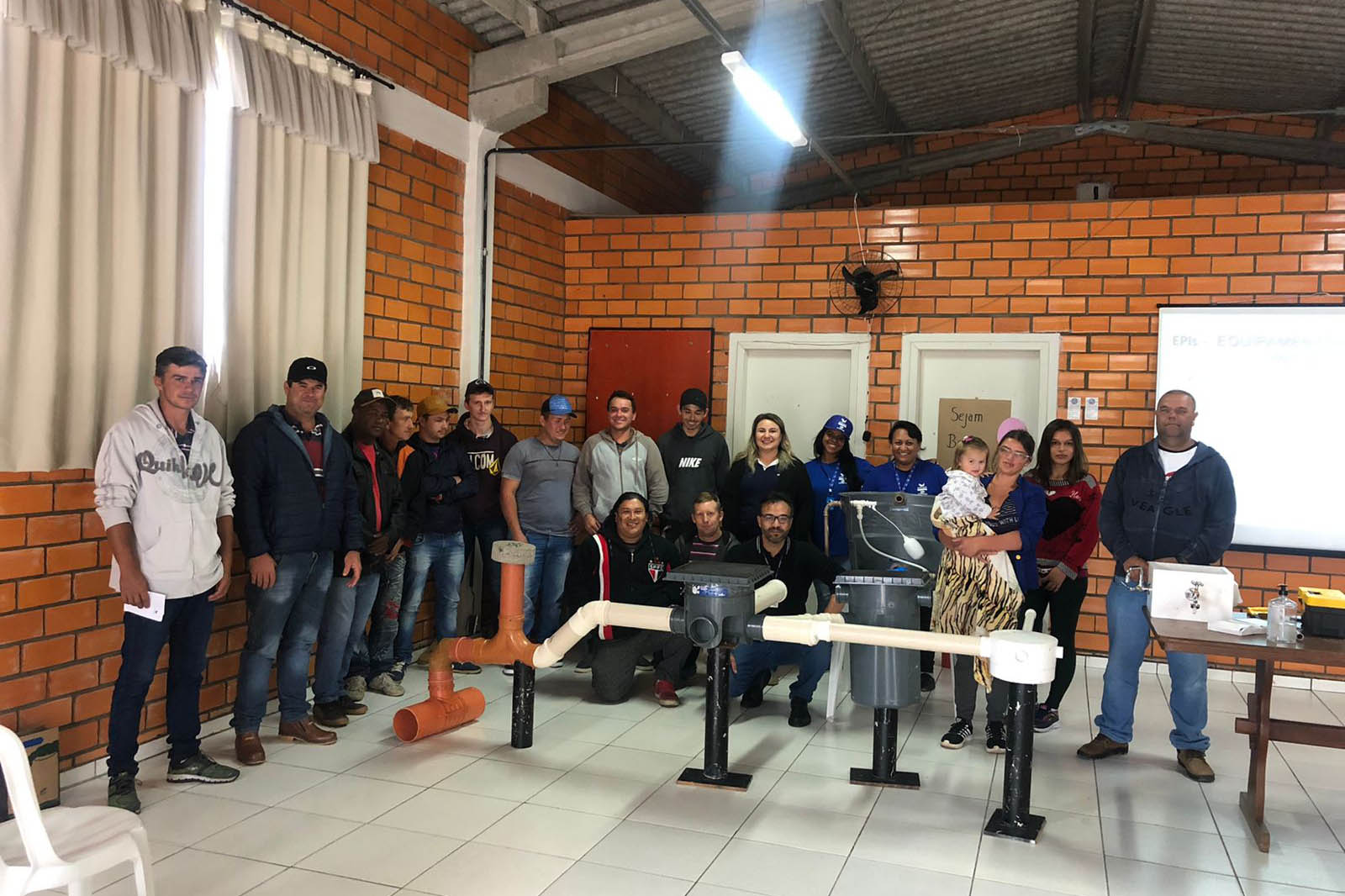 Técnicos da Sanepar capacitam pessoas da comunidade para atuar em manutenção e instalação hidráulica