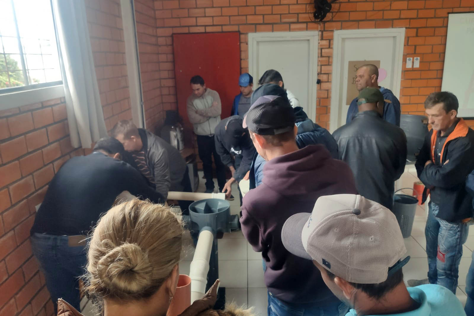 Técnicos da Sanepar capacitam pessoas da comunidade para atuar em manutenção e instalação hidráulica