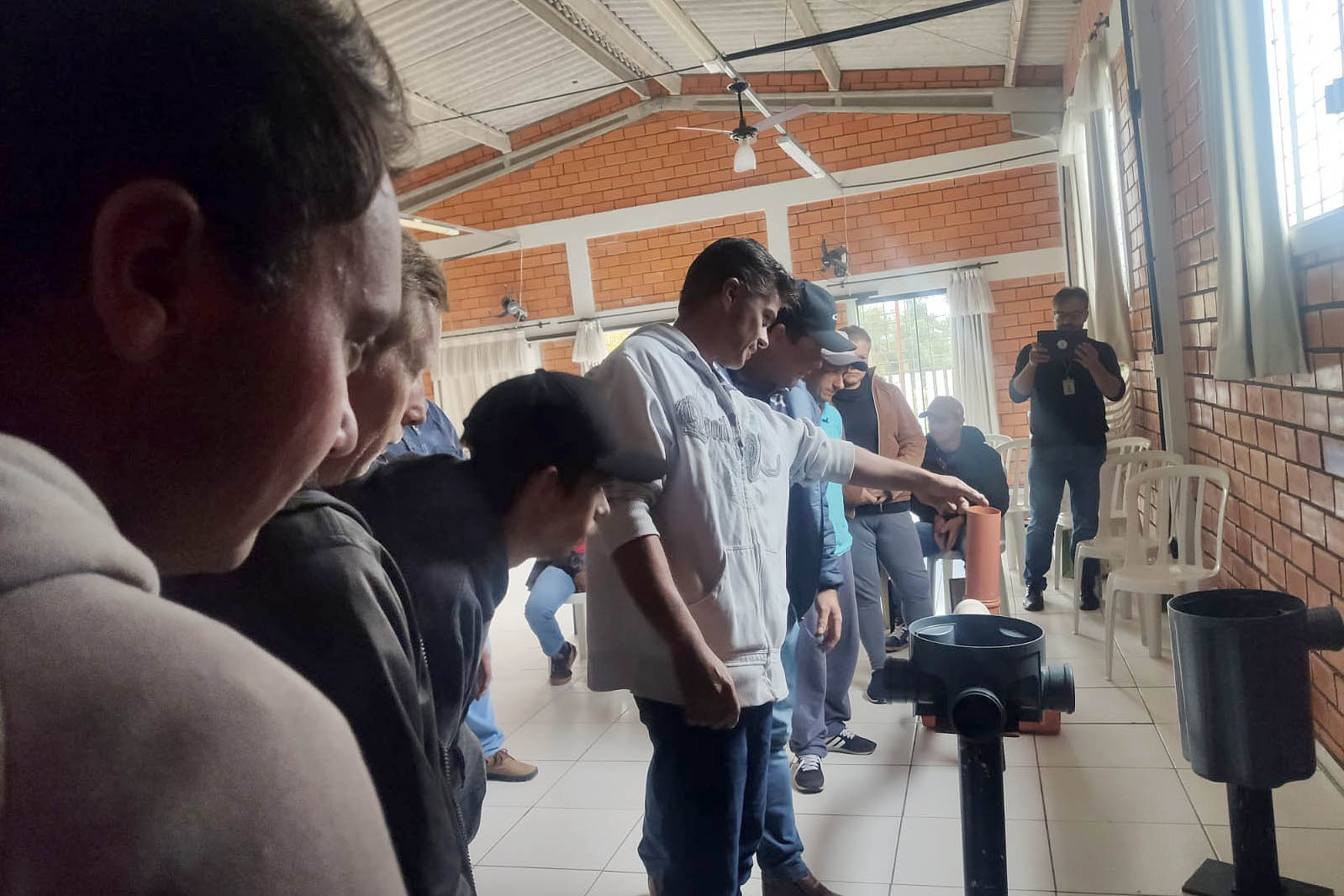 Técnicos da Sanepar capacitam pessoas da comunidade para atuar em manutenção e instalação hidráulica