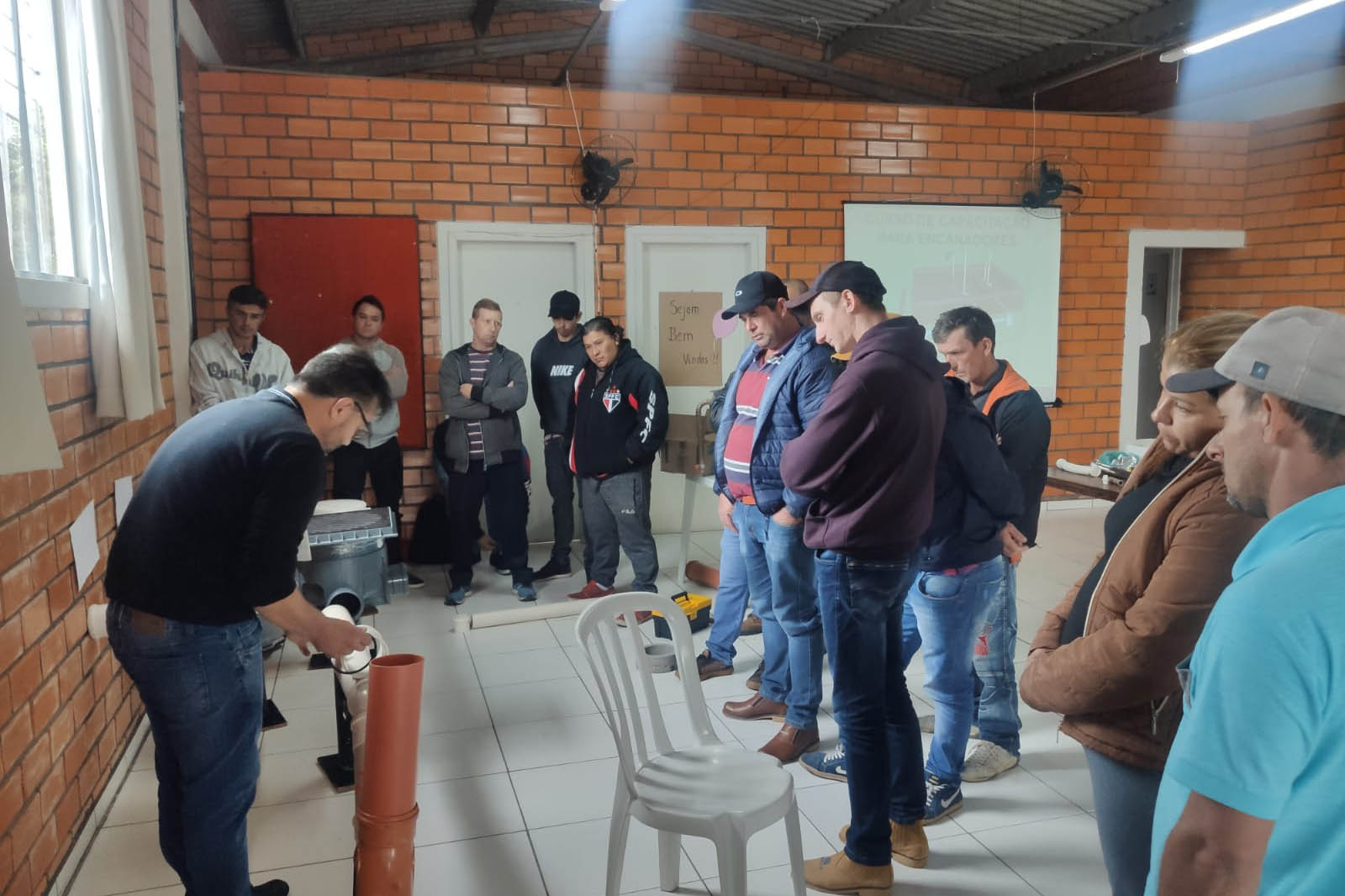 Técnicos da Sanepar capacitam pessoas da comunidade para atuar em manutenção e instalação hidráulica