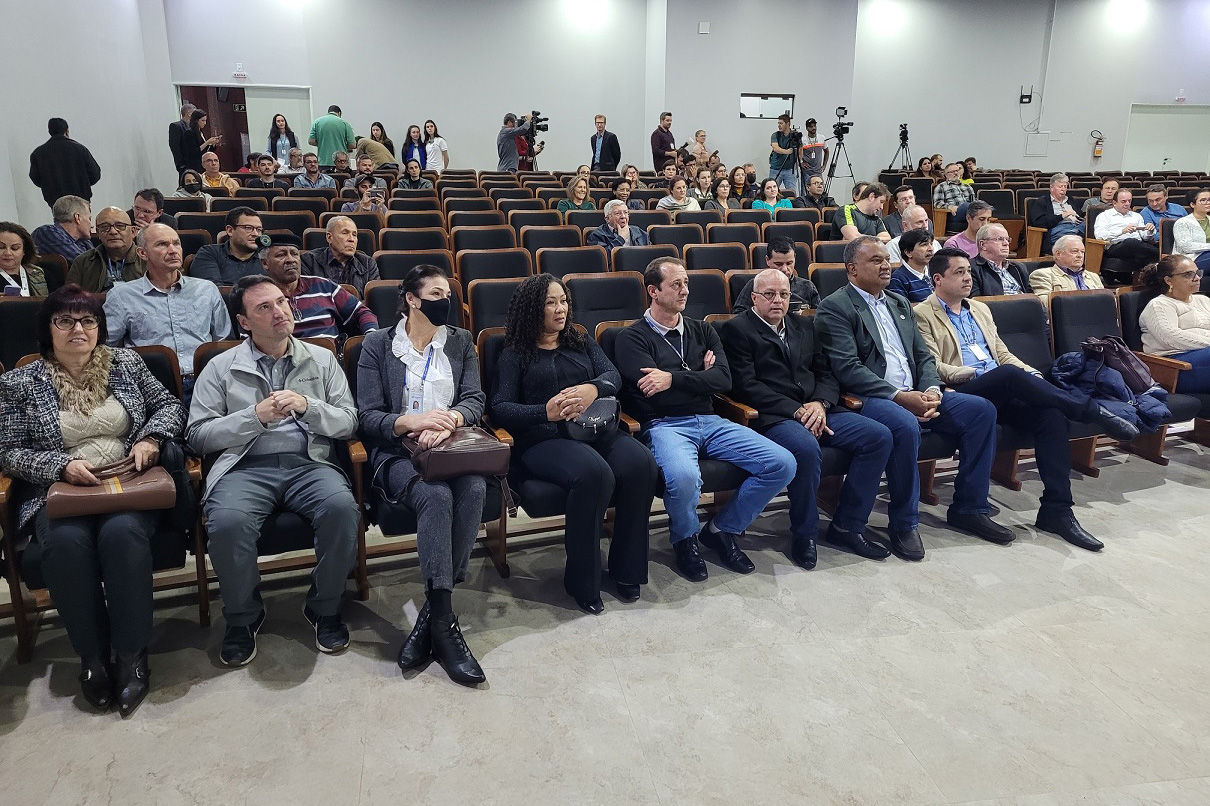 Sanepar apresenta projeto de desassoreamento do Lago Municipal de Cascavel