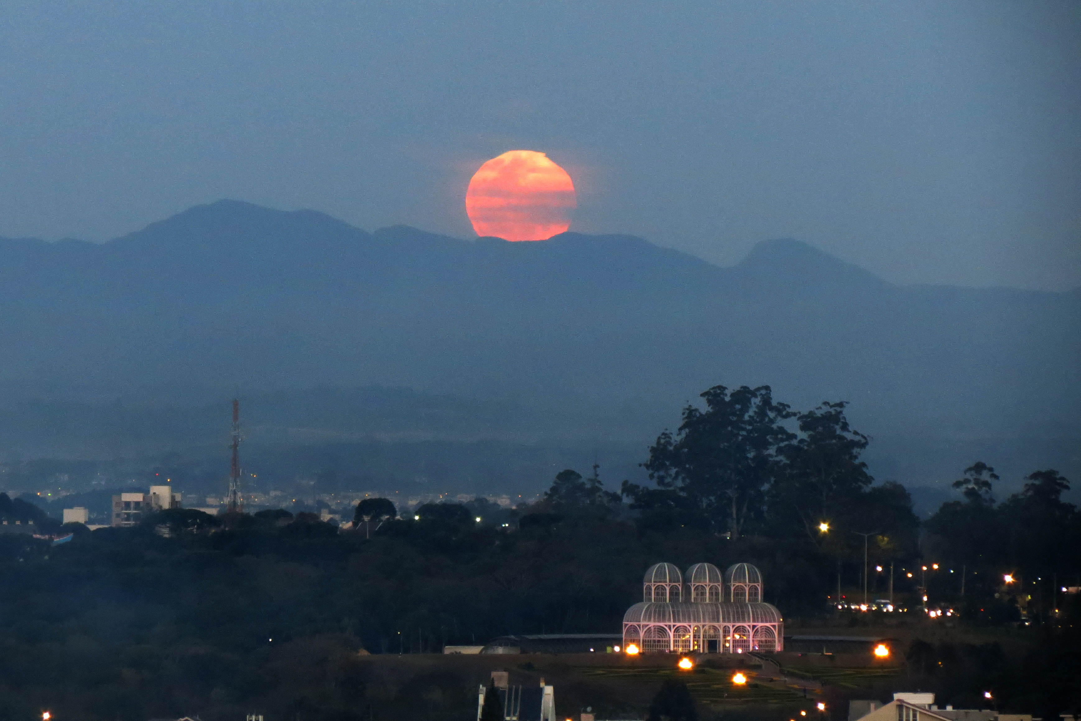 Exposição de fotojornalismo 39 Anos em 39 Imagens de Curitiba entra em cartaz na Biblioteca