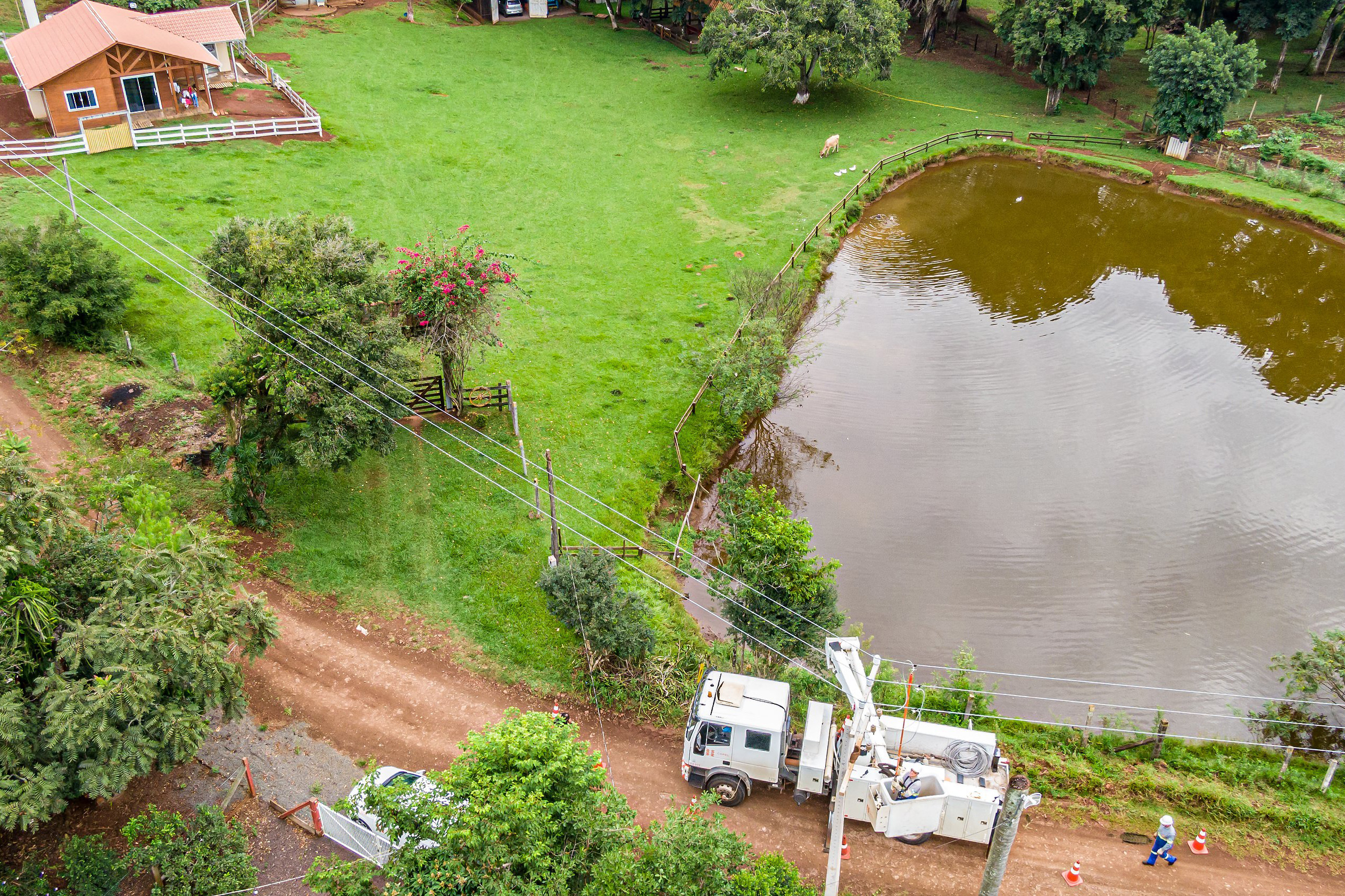 Copel completa 68 anos prestes a concluir 10 mil km de redes do Programa PR Trifásico