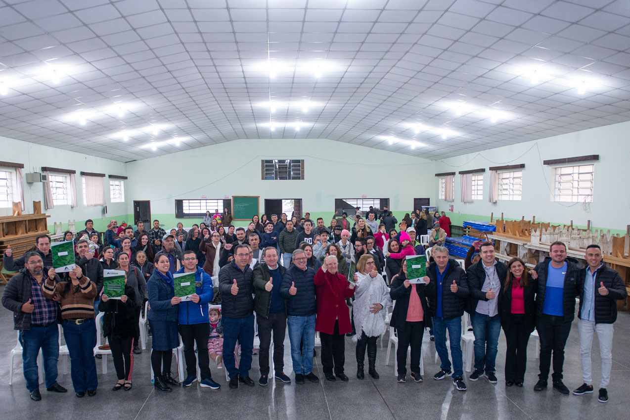 Criado para facilitar a regularização de imóveis sem registro em todo o Paraná, o programa Escritura na Mão será ampliado pelo Governo do Estado a partir de 2023. Com isso, a meta estabelecida inicialmente, de atender 16 mil famílias, deverá ser expandida a partir do firmamento de novas parcerias com os municípios e de um modelo mais simples de contratação -