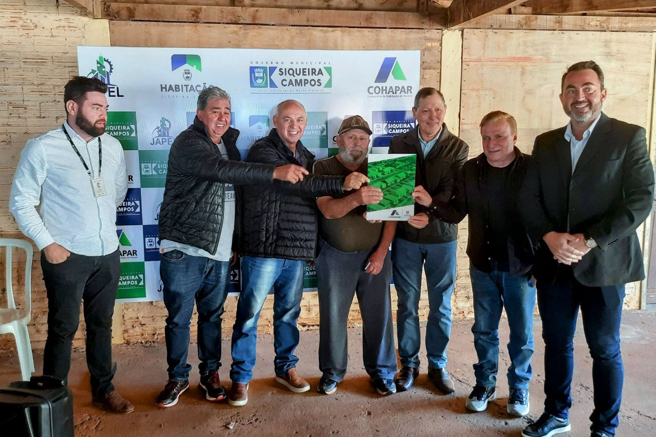 Criado para facilitar a regularização de imóveis sem registro em todo o Paraná, o programa Escritura na Mão será ampliado pelo Governo do Estado a partir de 2023. Com isso, a meta estabelecida inicialmente, de atender 16 mil famílias, deverá ser expandida a partir do firmamento de novas parcerias com os municípios e de um modelo mais simples de contratação -