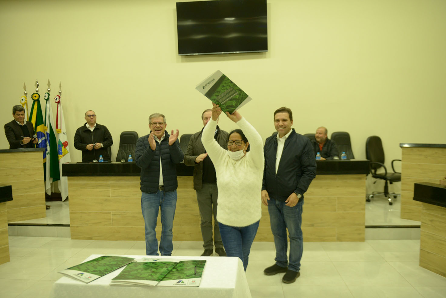 Criado para facilitar a regularização de imóveis sem registro em todo o Paraná, o programa Escritura na Mão será ampliado pelo Governo do Estado a partir de 2023. Com isso, a meta estabelecida inicialmente, de atender 16 mil famílias, deverá ser expandida a partir do firmamento de novas parcerias com os municípios e de um modelo mais simples de contratação -