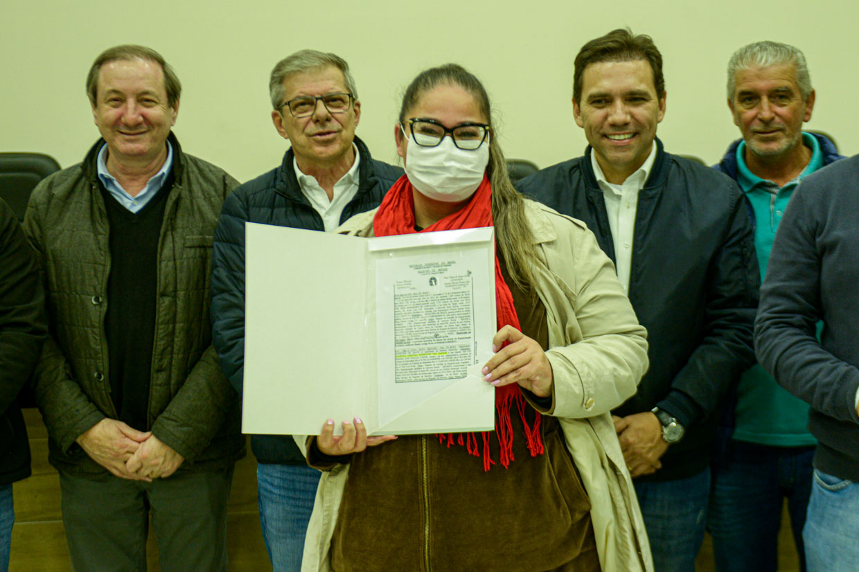 Criado para facilitar a regularização de imóveis sem registro em todo o Paraná, o programa Escritura na Mão será ampliado pelo Governo do Estado a partir de 2023. Com isso, a meta estabelecida inicialmente, de atender 16 mil famílias, deverá ser expandida a partir do firmamento de novas parcerias com os municípios e de um modelo mais simples de contratação -