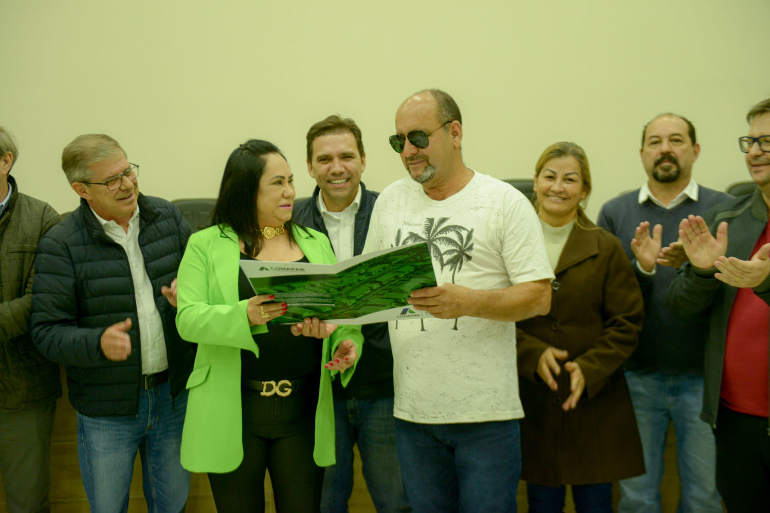 Criado para facilitar a regularização de imóveis sem registro em todo o Paraná, o programa Escritura na Mão será ampliado pelo Governo do Estado a partir de 2023. Com isso, a meta estabelecida inicialmente, de atender 16 mil famílias, deverá ser expandida a partir do firmamento de novas parcerias com os municípios e de um modelo mais simples de contratação -