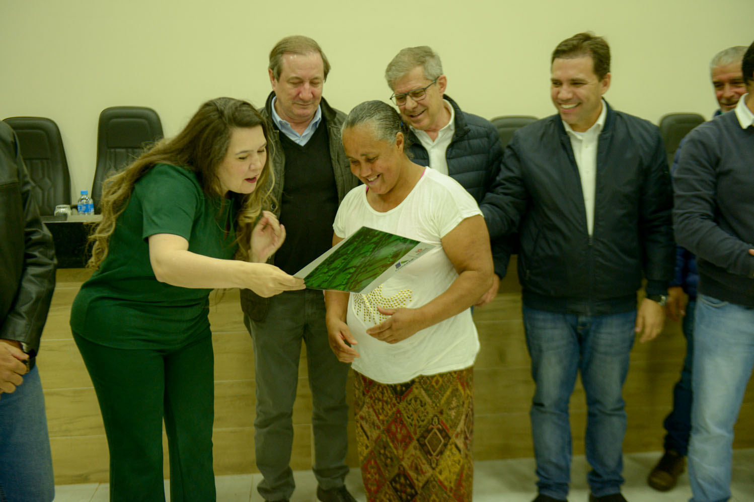 Criado para facilitar a regularização de imóveis sem registro em todo o Paraná, o programa Escritura na Mão será ampliado pelo Governo do Estado a partir de 2023. Com isso, a meta estabelecida inicialmente, de atender 16 mil famílias, deverá ser expandida a partir do firmamento de novas parcerias com os municípios e de um modelo mais simples de contratação -