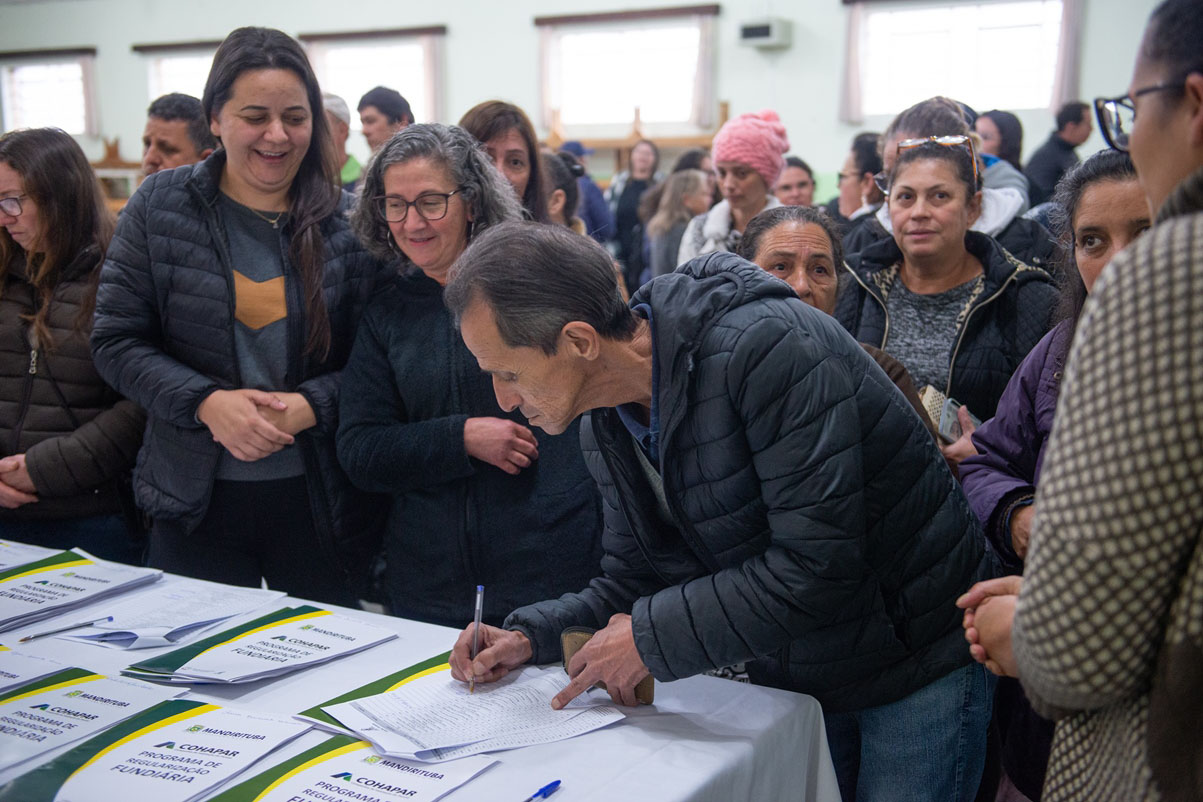 Criado para facilitar a regularização de imóveis sem registro em todo o Paraná, o programa Escritura na Mão será ampliado pelo Governo do Estado a partir de 2023. Com isso, a meta estabelecida inicialmente, de atender 16 mil famílias, deverá ser expandida a partir do firmamento de novas parcerias com os municípios e de um modelo mais simples de contratação -