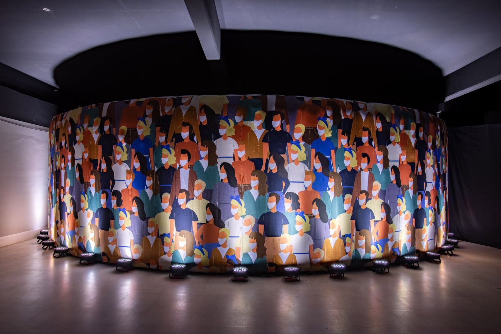 Com apoio do BRDE, exposição mostra histórias da pandemia na Arena da Baixada até dia 30