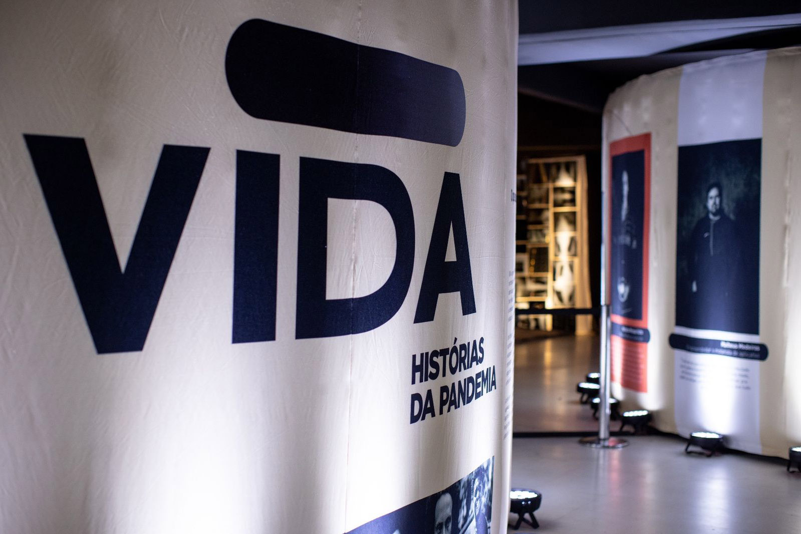 Com apoio do BRDE, exposição mostra histórias da pandemia na Arena da Baixada até dia 30