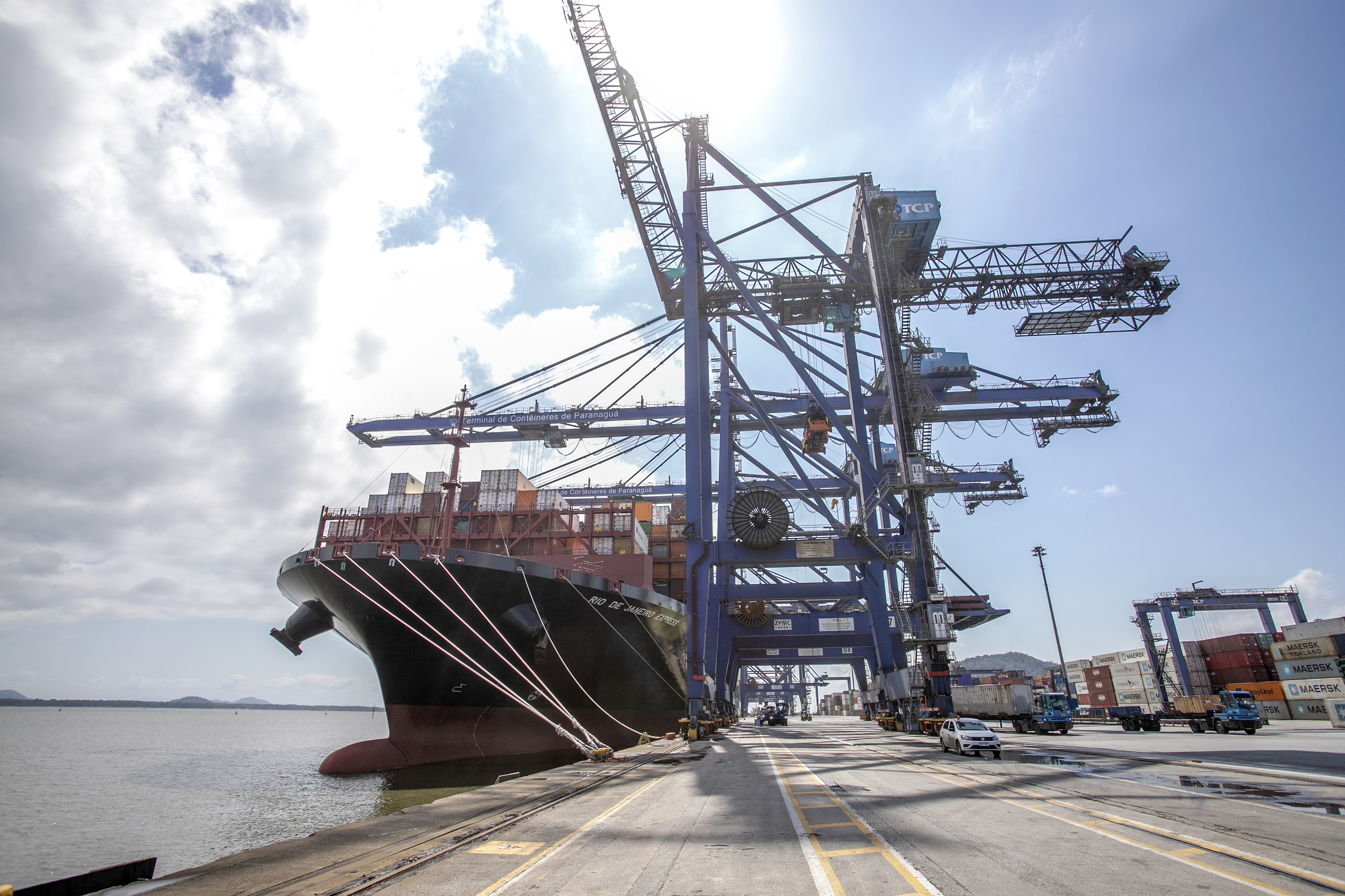 Porto de Paranaguá tem dez berços operando com calado maior e atrai navios cada vez maiores