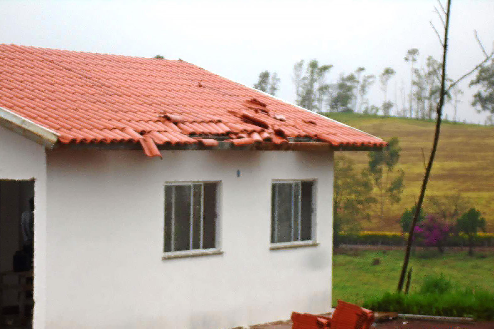 Moradores de Califórnia têm até o dia 2 de dezembro para se inscreverem no processo seletivo de 65 novas moradias do Governo do Estado em construção na cidade, na região do Vale do Ivaí. A obra do conjunto habitacional está próxima dos 80% de conclusão, em um projeto que recebeu cerca de R$ 5,8 milhões de investimento do programa Casa Fácil Paraná. (Foto: Cohapar).