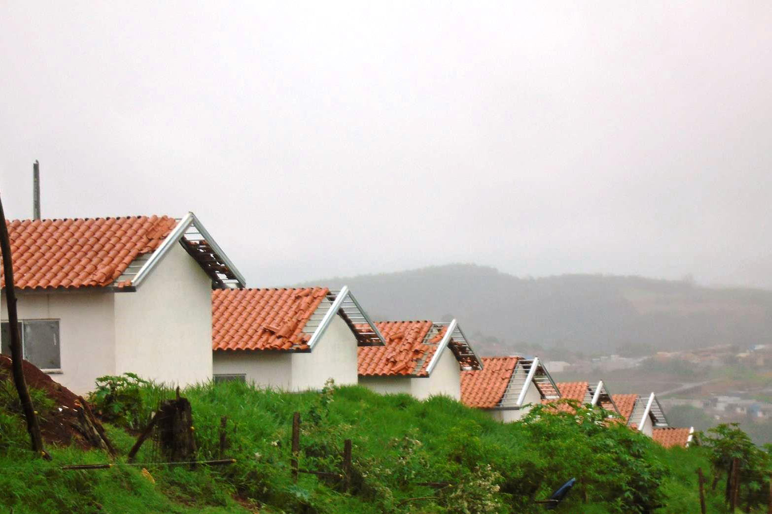 Moradores de Califórnia têm até o dia 2 de dezembro para se inscreverem no processo seletivo de 65 novas moradias do Governo do Estado em construção na cidade, na região do Vale do Ivaí. A obra do conjunto habitacional está próxima dos 80% de conclusão, em um projeto que recebeu cerca de R$ 5,8 milhões de investimento do programa Casa Fácil Paraná. (Foto: Cohapar).