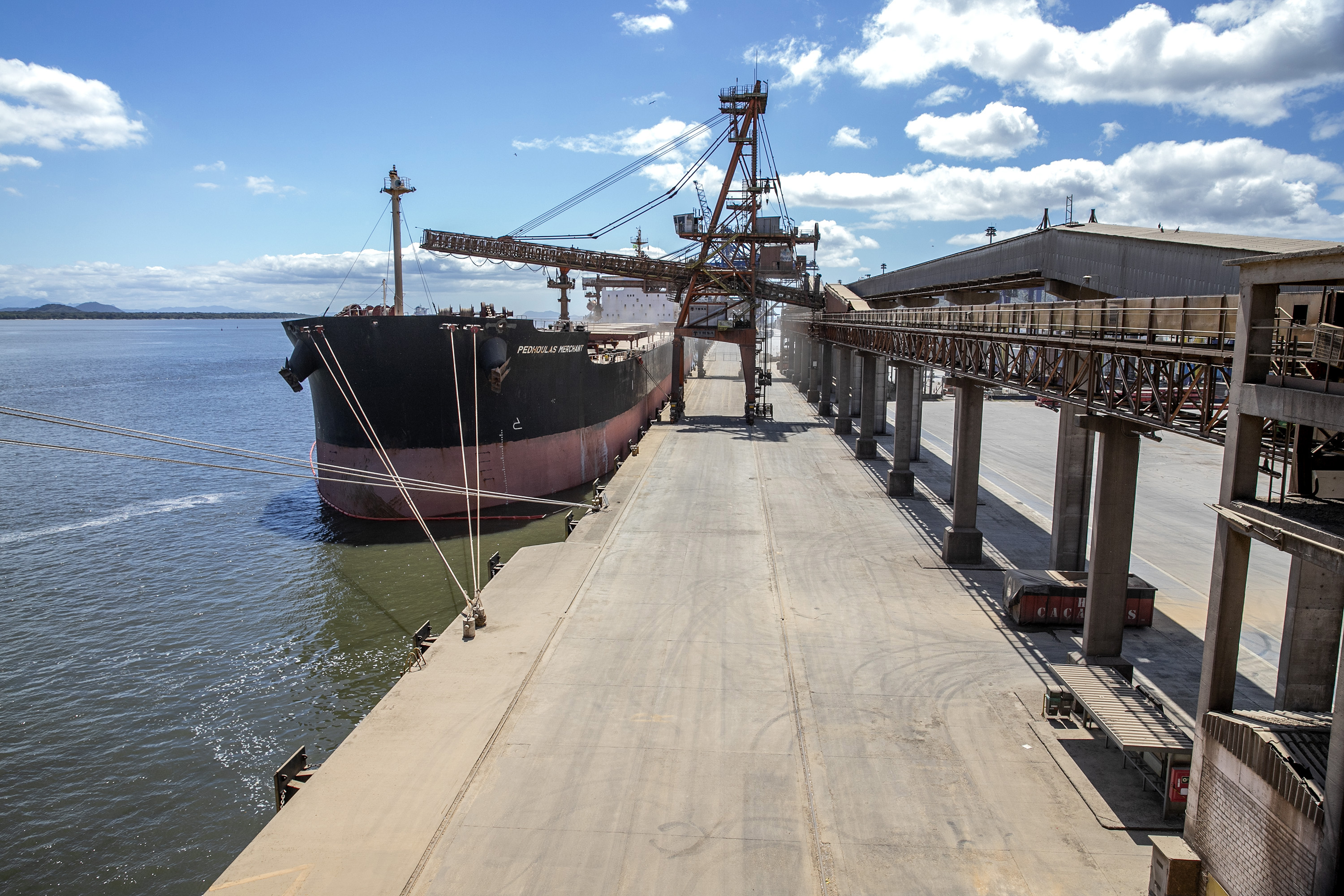 Movimentação portuária do Paraná registra alta no mês e no acumulado de outubro