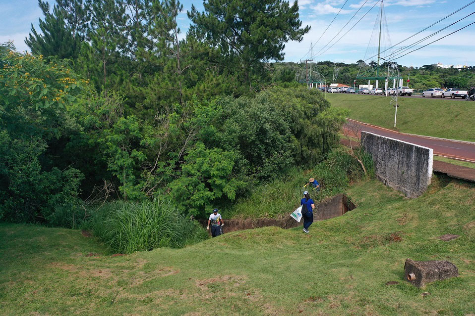 Voluntários limpam e preservam Rio Cascavel