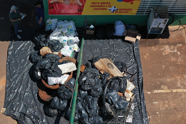 Voluntários limpam e preservam Rio Cascavel