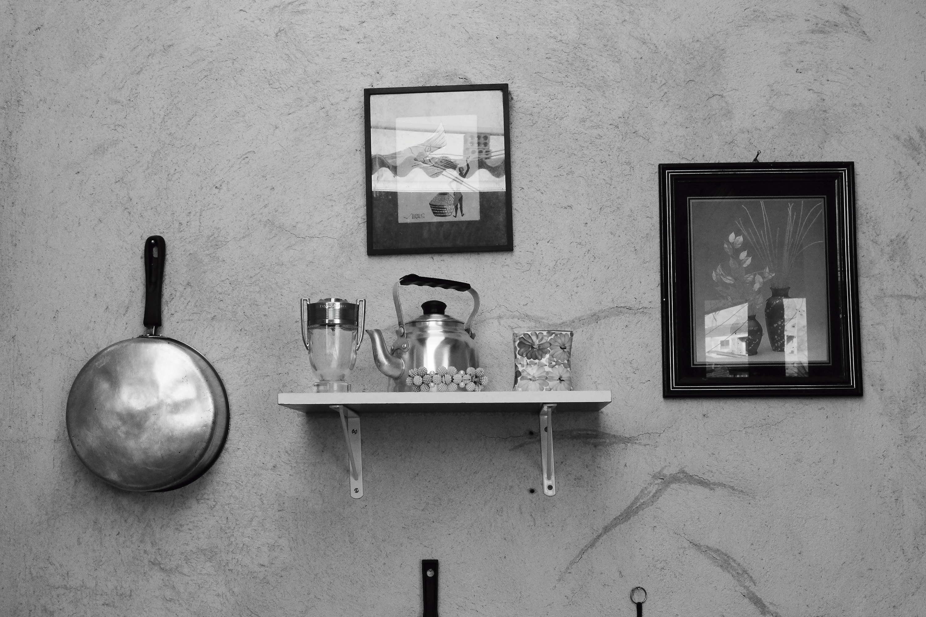 Artista cria instalação com objetos e memórias acumuladas por empregadas domésticas; abertura será neste sábado, no MUPA