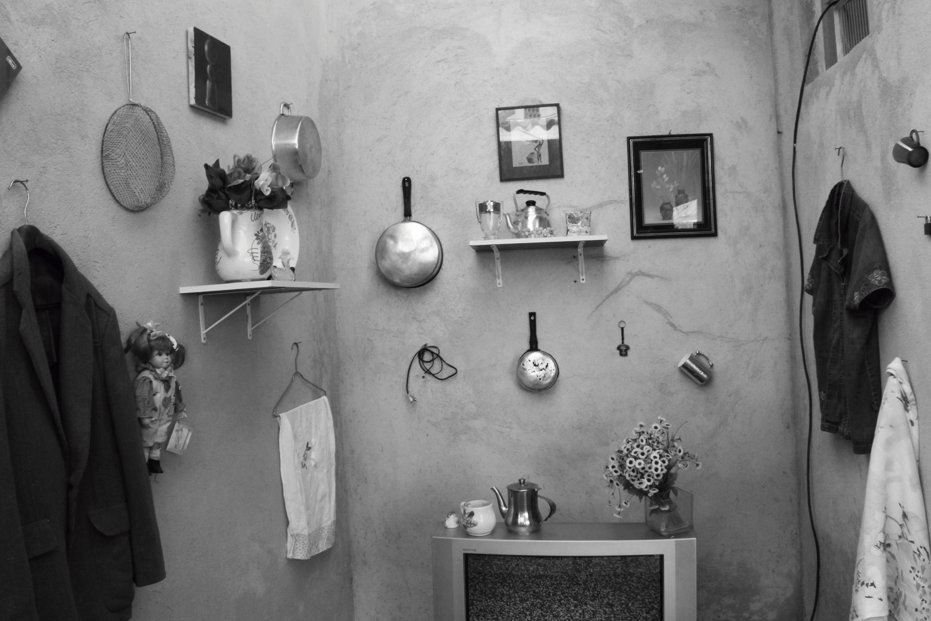 Artista cria instalação com objetos e memórias acumuladas por empregadas domésticas; abertura será neste sábado, no MUPA