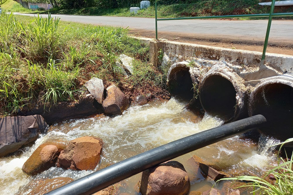 Tubulação para desassoreamento atravessa a BR 277