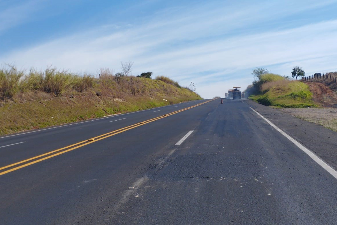 Rodovia estadual de Mandaguari recebe serviços de conservação, pintura e roçada