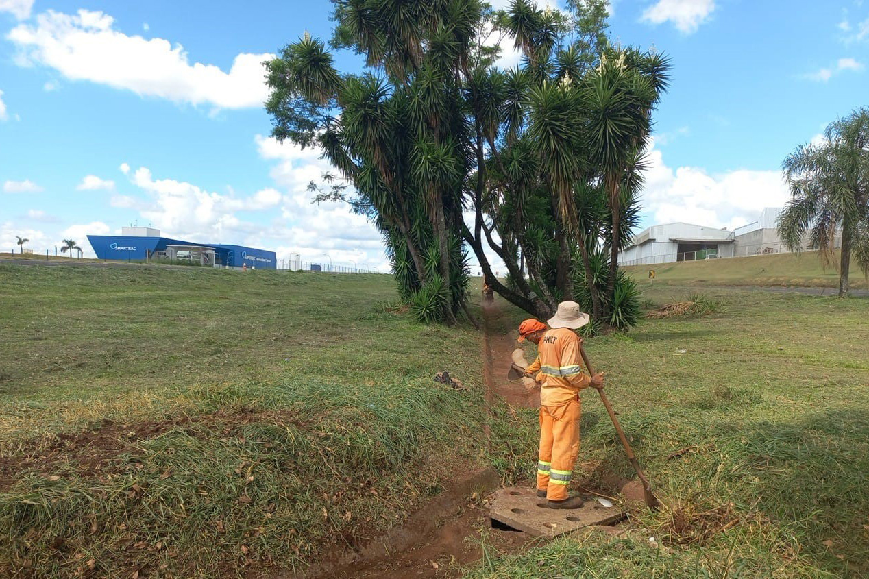 Rodovia estadual de Mandaguari recebe serviços de conservação, pintura e roçada
