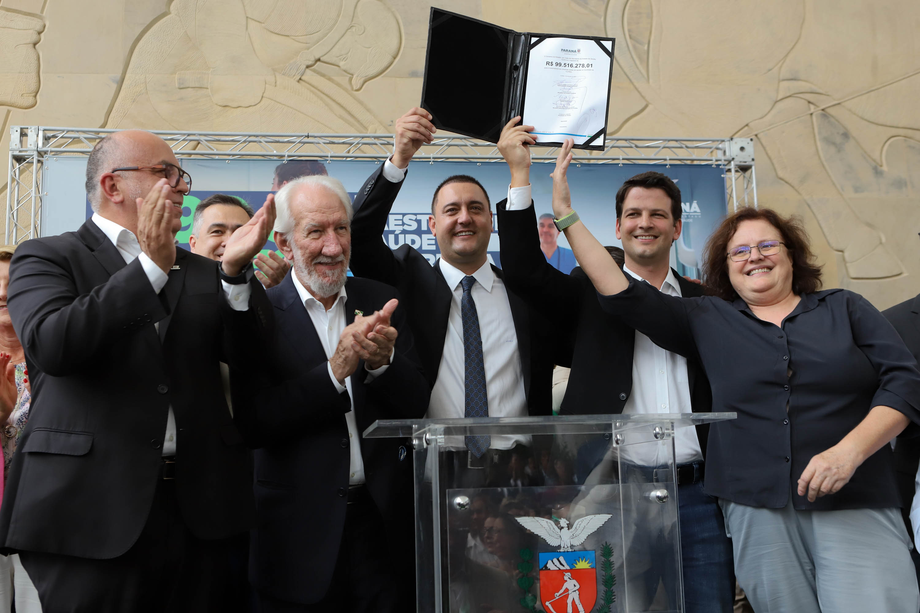 O governador Carlos Massa Ratinho Junior assinou nesta sexta-feira (3) o repasse de R$ 99,5 milhões para investimentos em diversas áreas da saúde do município de Curitiba.